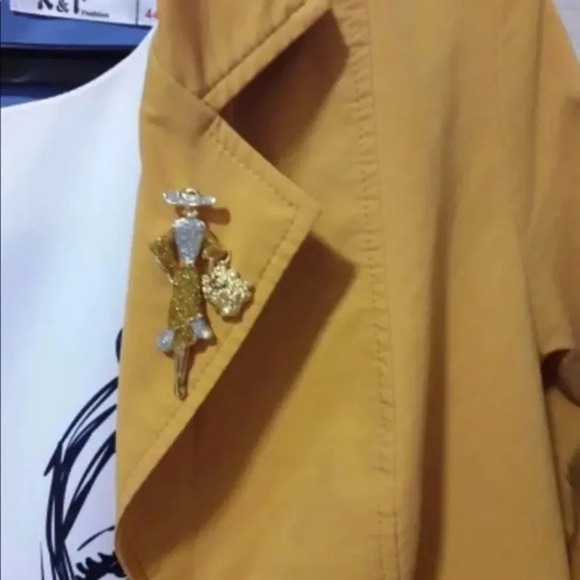 Lady with Bag Brooches Women - Picture 8 of 11